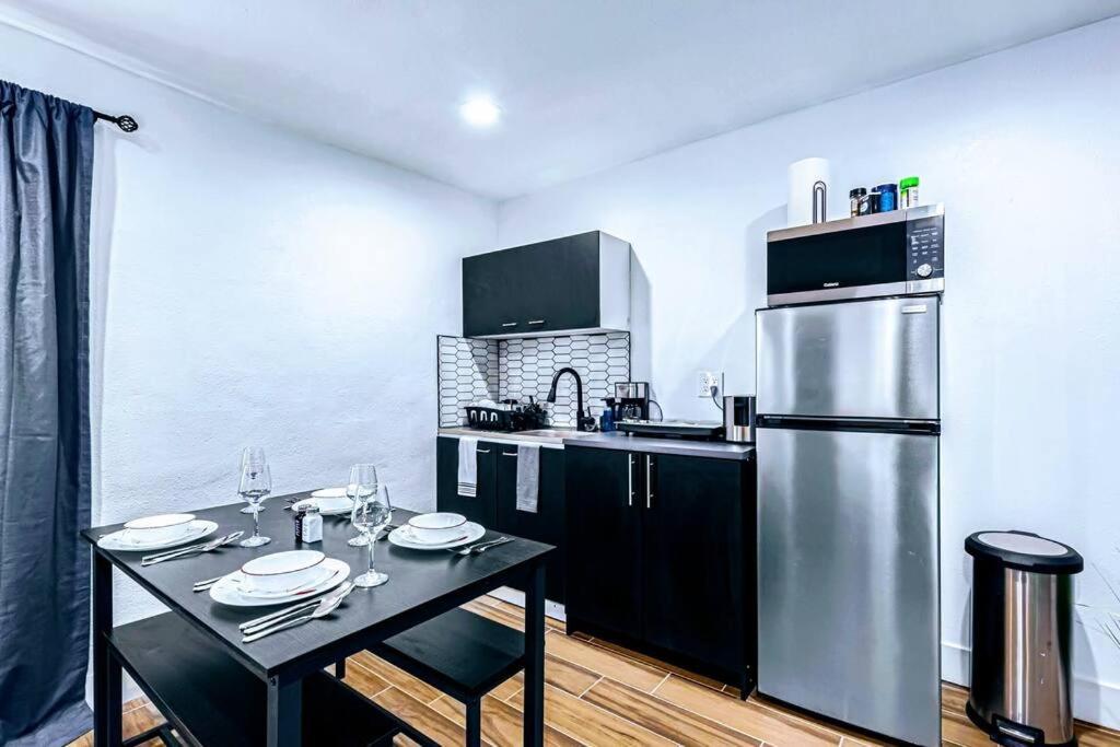 Phoenix Retreat - 1 Bedroom King Suite With 2 Smart Tvs - 10 Min From Airp - Unit B ภายนอก รูปภาพ