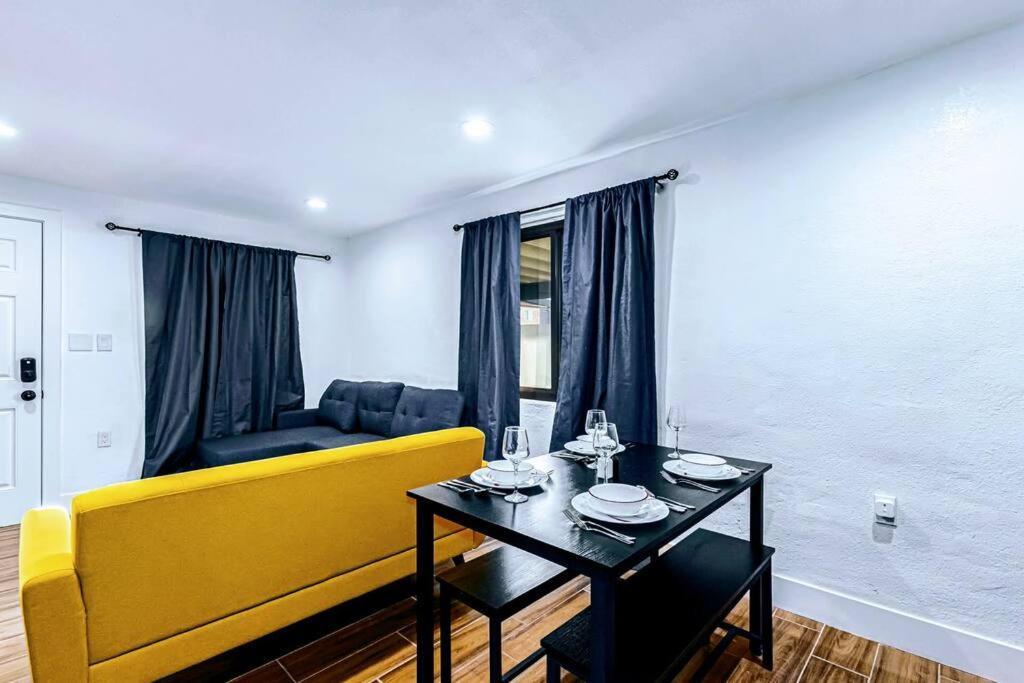 Phoenix Retreat - 1 Bedroom King Suite With 2 Smart Tvs - 10 Min From Airp - Unit B ภายนอก รูปภาพ